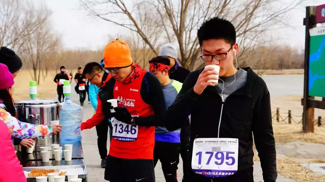 在寒冷中跑步,在马拉松当志愿者