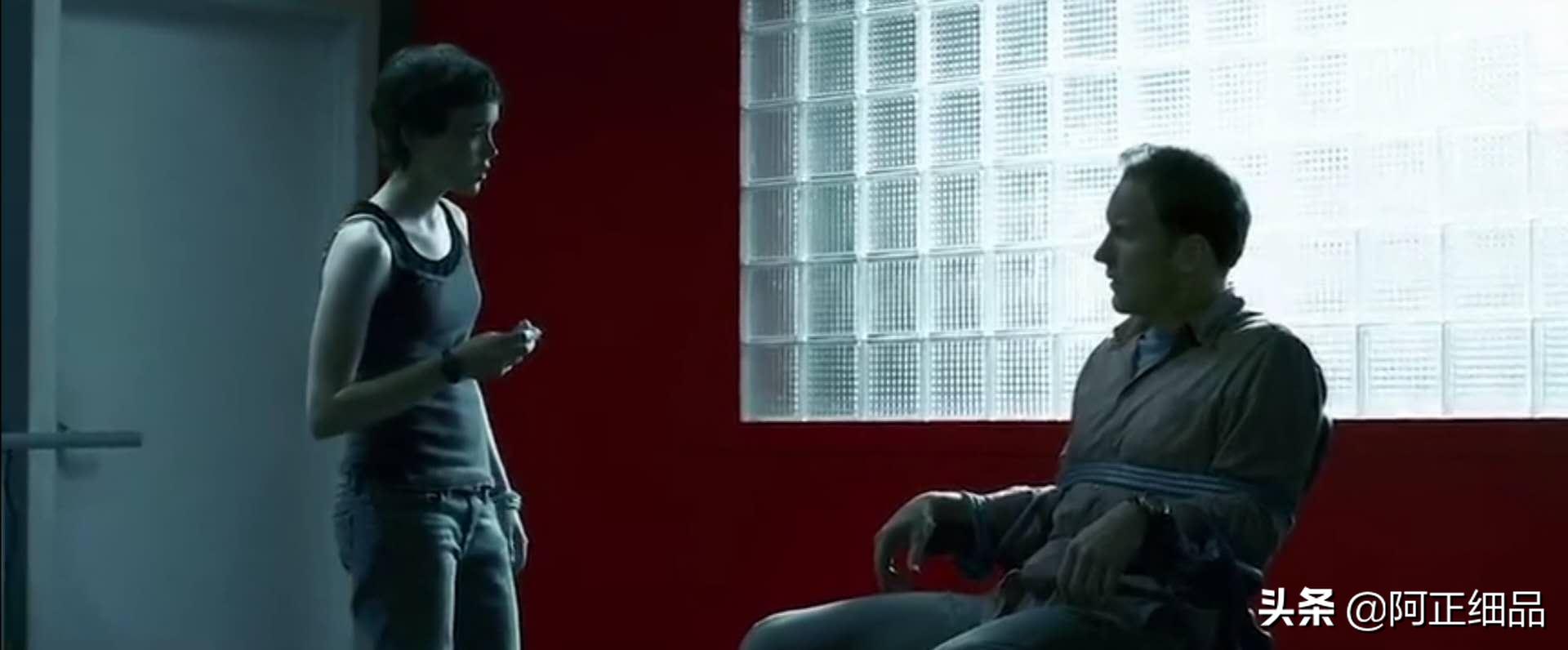 未成年少女约见网友中年大叔，拿手术刀挥向大叔*体下**