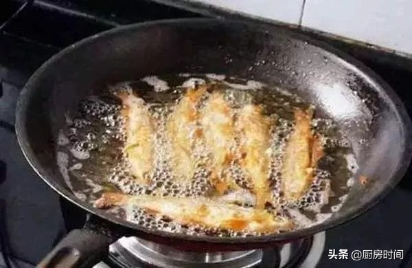 炸鱼后油腥味怎么去除,炸鱼以后的油放什么能去掉腥味