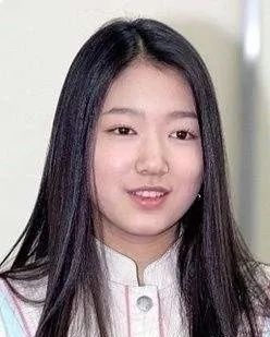 大圆脸型的女生适合剪短发,大脸女生剪短发显脸小的有哪些