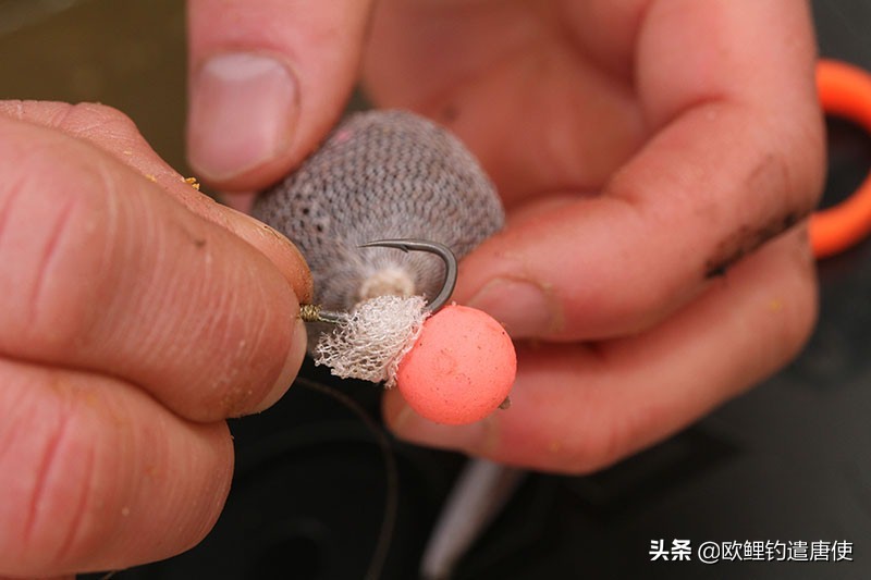 外国人钓鱼打窝技巧,老外用超大饵钓鱼