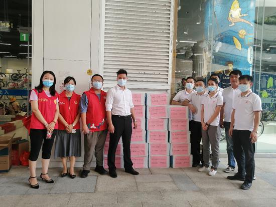 感动！核酸检测点内暖意流淌