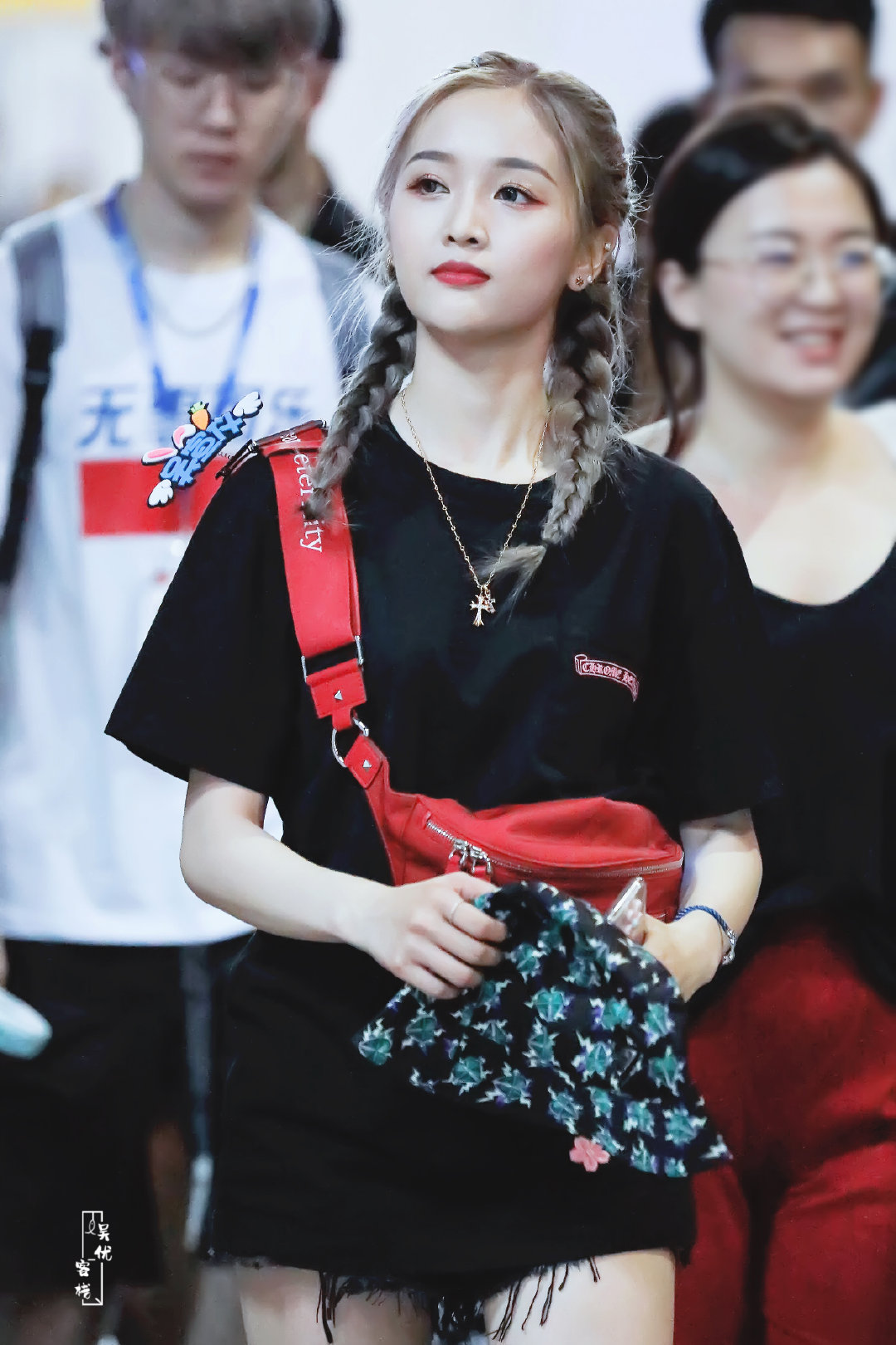 珠宝衣服怎么搭配显档次 (衣服颜色与珠宝搭配技巧)