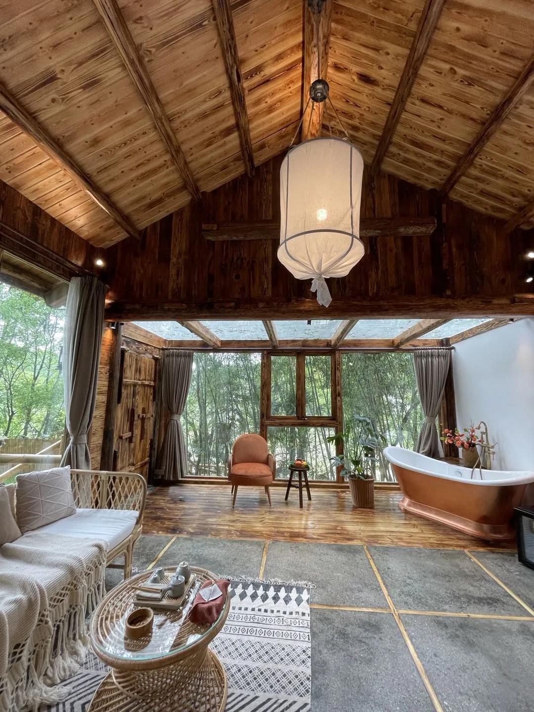 神仙眷侣辞掉高薪工作，爆改废弃山谷，造无边恒温泡池，全景树屋