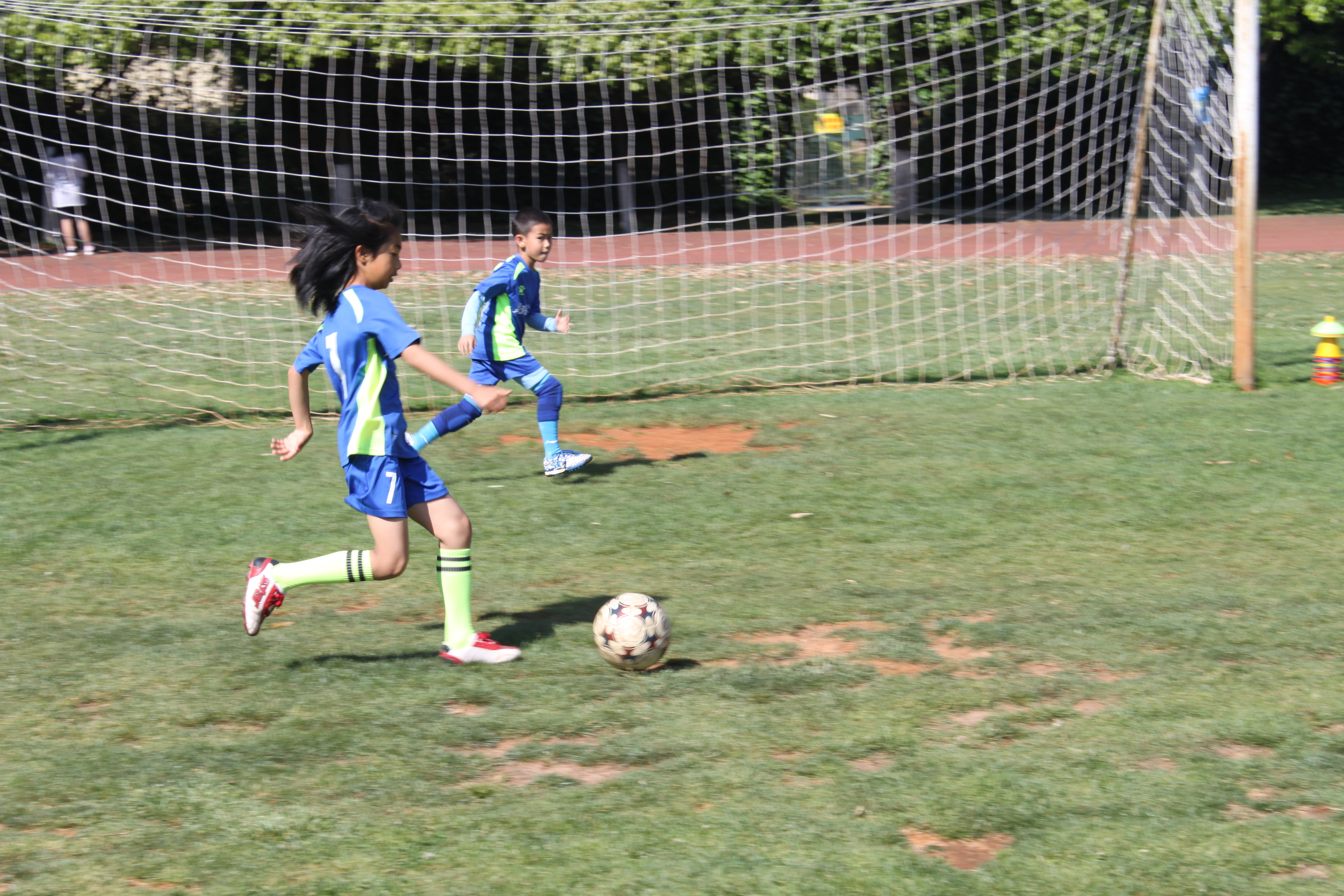 零基础的小朋友怎么教踢足球,昆明足球成人训练