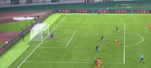 恒大国脚被打回原形！连续2次射门直冲看台球迷：赶紧解散吧