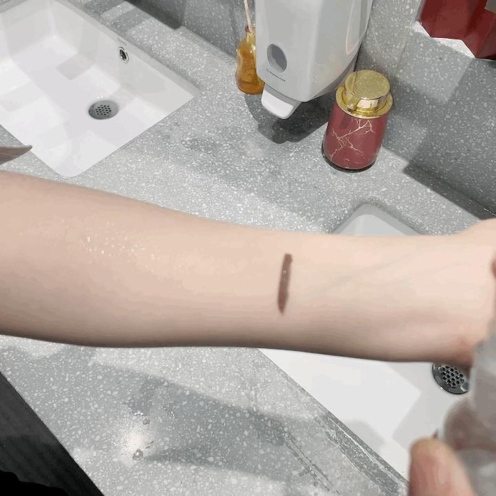 虞书欣仿妆蓝色眼线笔,虞书欣推荐的眼线笔