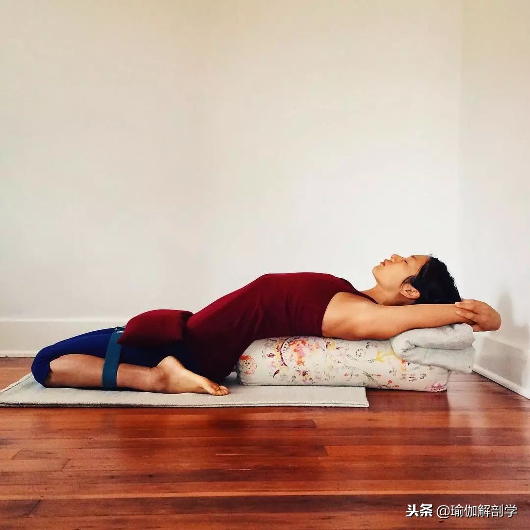 瑜伽私教入门基础体式,瑜伽矫正骨盆前倾体式私教