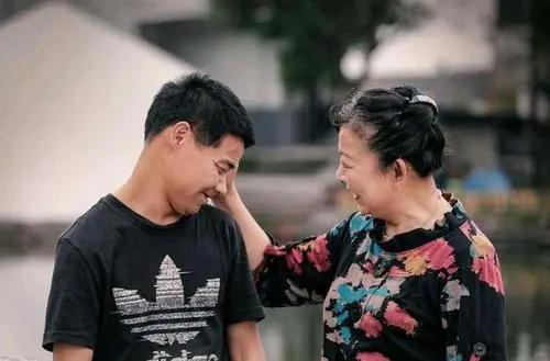 脑瘫小伙只有75却人生开挂,75岁脑瘫儿子