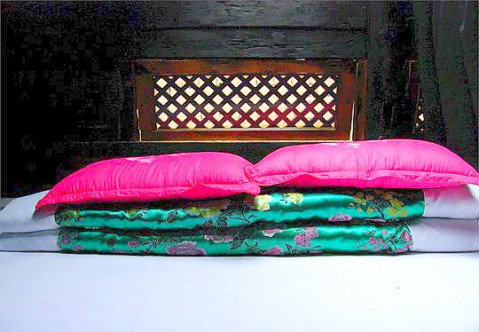 洛阳旧宾客，茂陵病相如——欢笑情如旧，萧疏鬓已斑