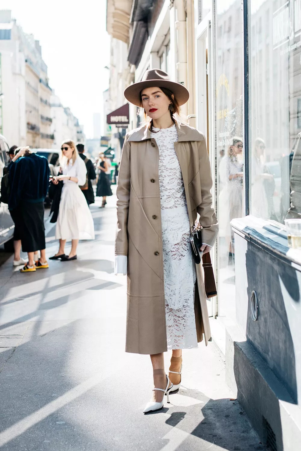 最近火了一种穿法叫:“连衣裙+外套”,时髦显高,照着穿就对了