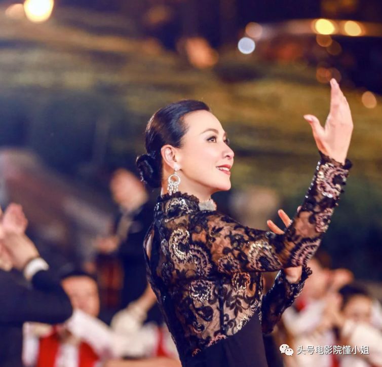 刘嘉玲54岁：经历富商绯闻和裸照风波，不生娃，靠8个字撑到今天