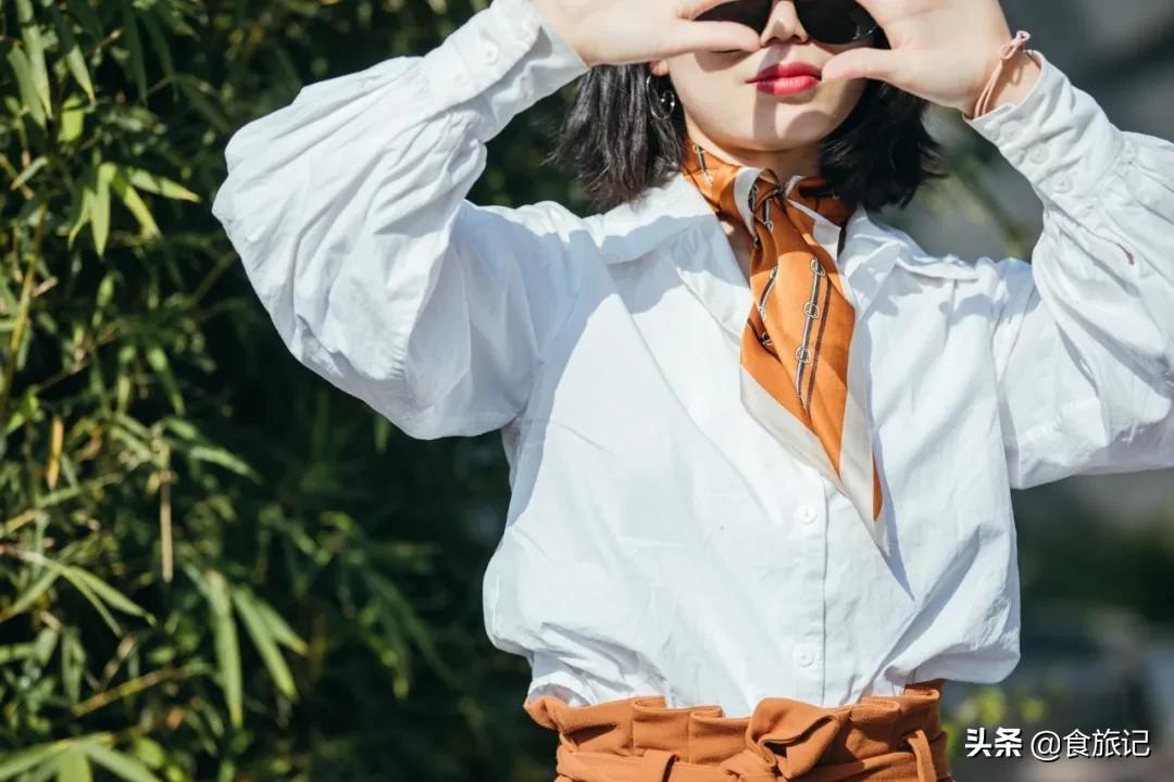 丝巾的气质系法,一条小小的丝巾可以点缀你的气质