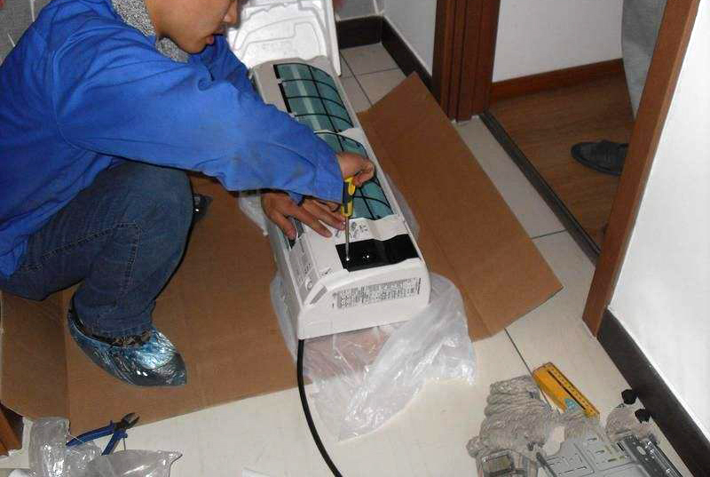 美的空调漏水内机漏水一滴一滴的,空调内机和外机连接管漏水还结霜