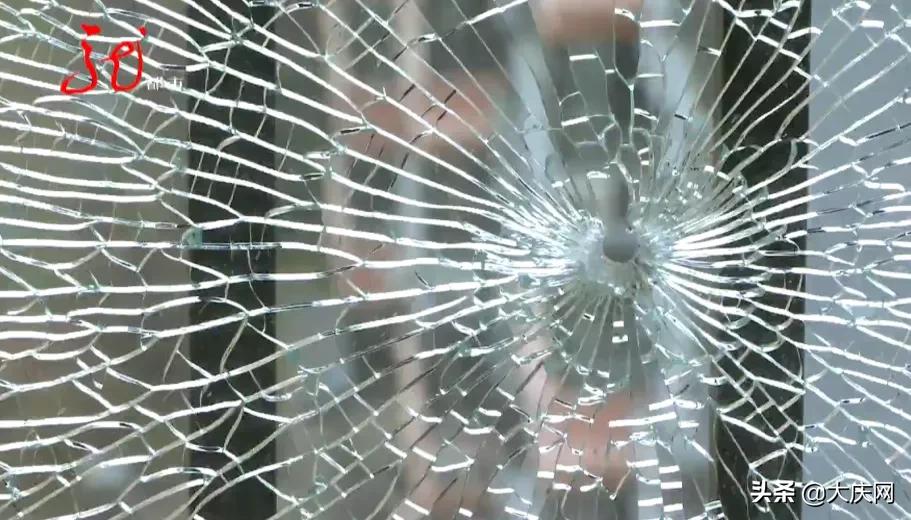 住户玻璃深夜遇袭,哈尔滨一小区窗户被砸