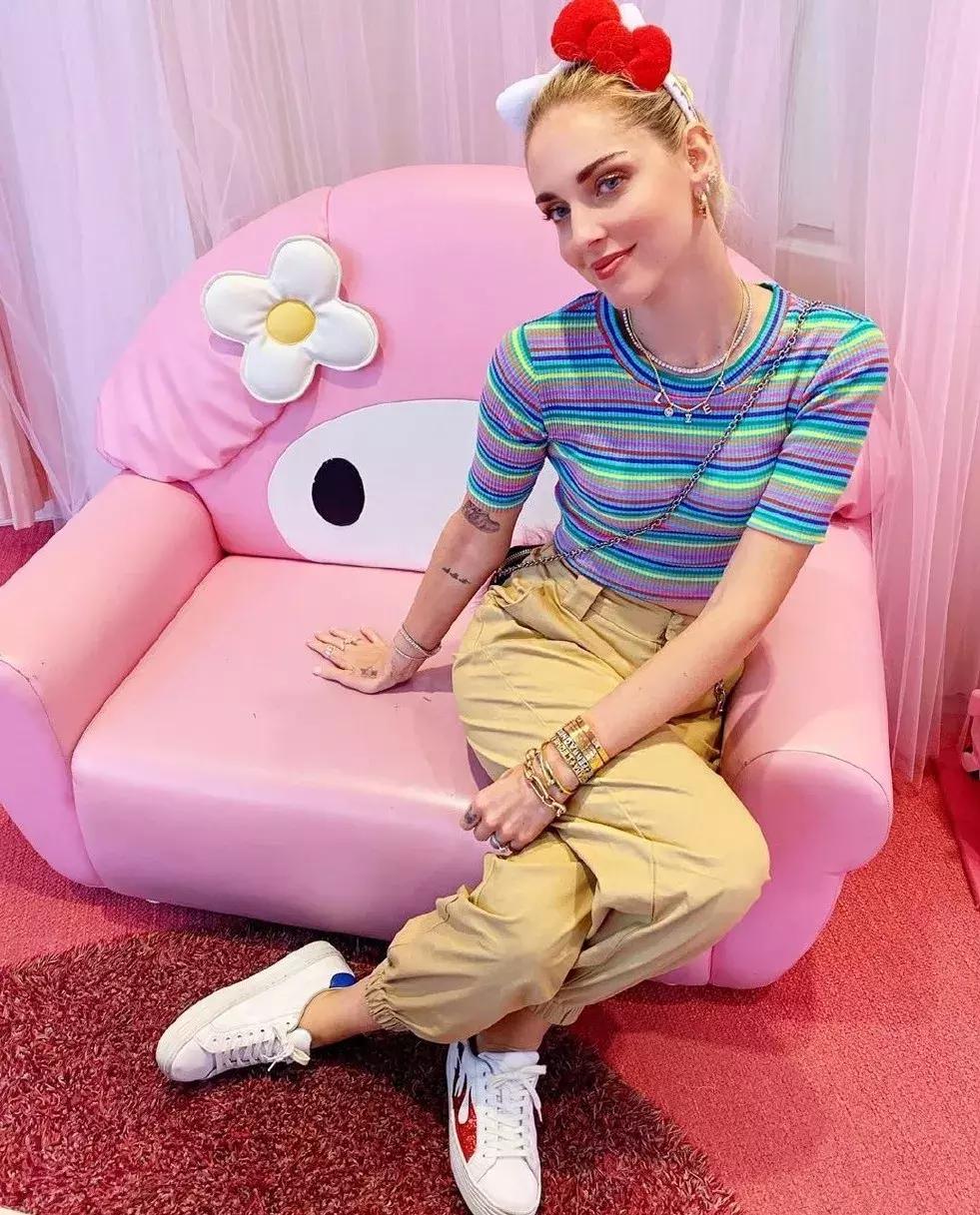 刘雯米兰时装周试装,刘雯维密走秀比心