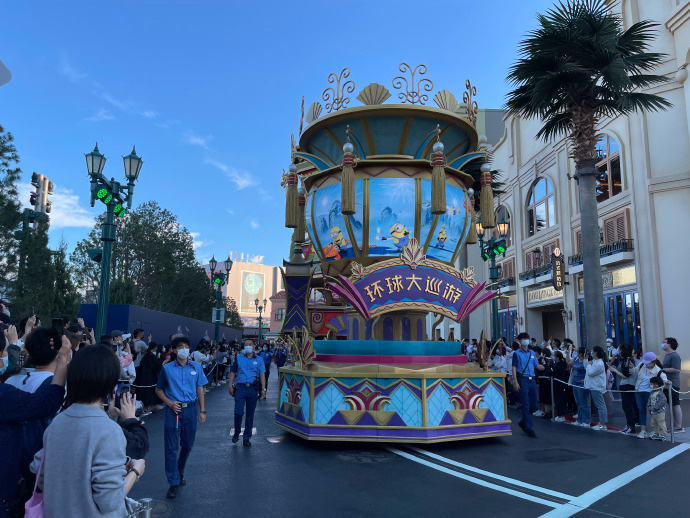 一瓶水10元一杯饮料50元，玩一天一个月工资的环球影城，值得去吗