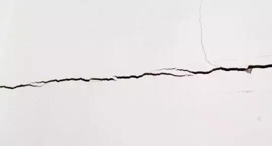 乳胶漆墙面开裂应该找谁,乳胶漆墙面开裂找谁