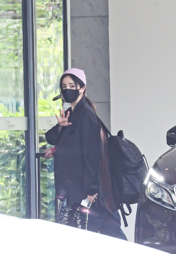 杨幂红丝绒西装机场,杨幂穿红色衣服带绿色耳环