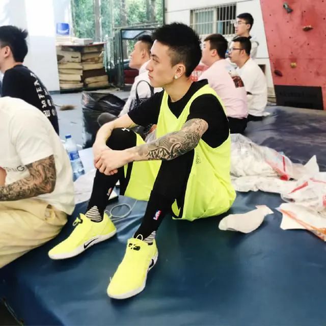 身价不输王思聪,家世堪比汪雨,被称为“沪上皇”的秦奋啥来头