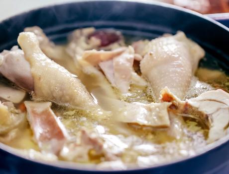 煮猪肚汤猪肚需要过水吗,猪肚放什么煮最好