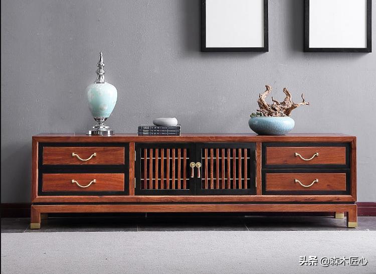 轻奢红木电视柜实力提升客厅档次,红木电视柜镂空层放什么好看