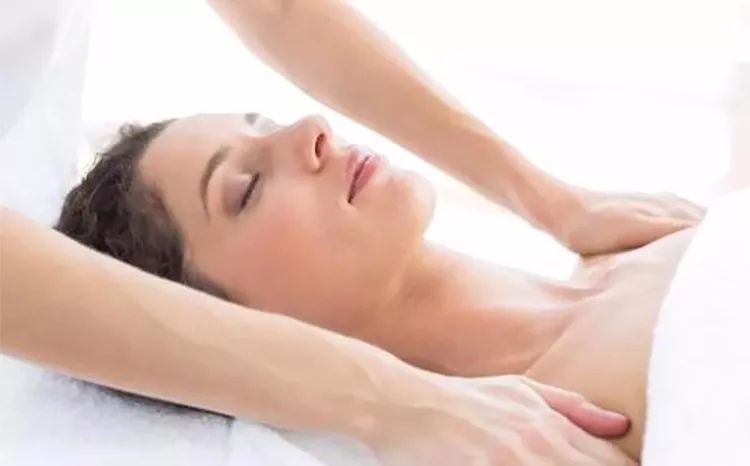 胸部按摩对乳房有帮助吗,乳房是不是要定期按摩