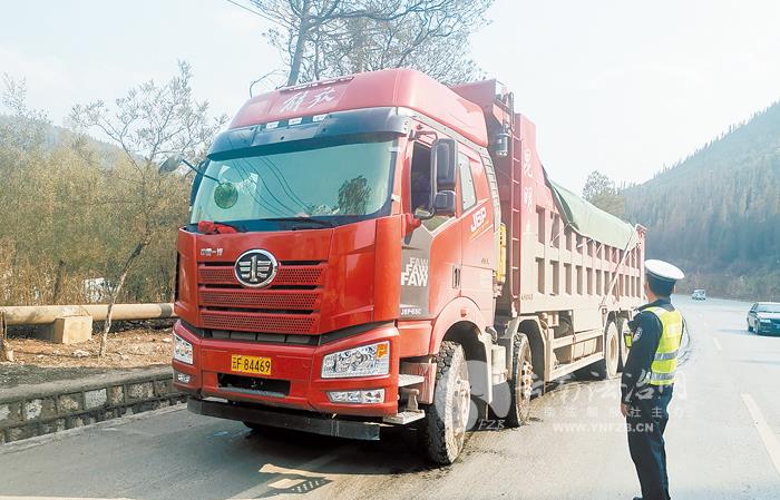 超大件运输车被交警查,超载超高车辆被交警查图片