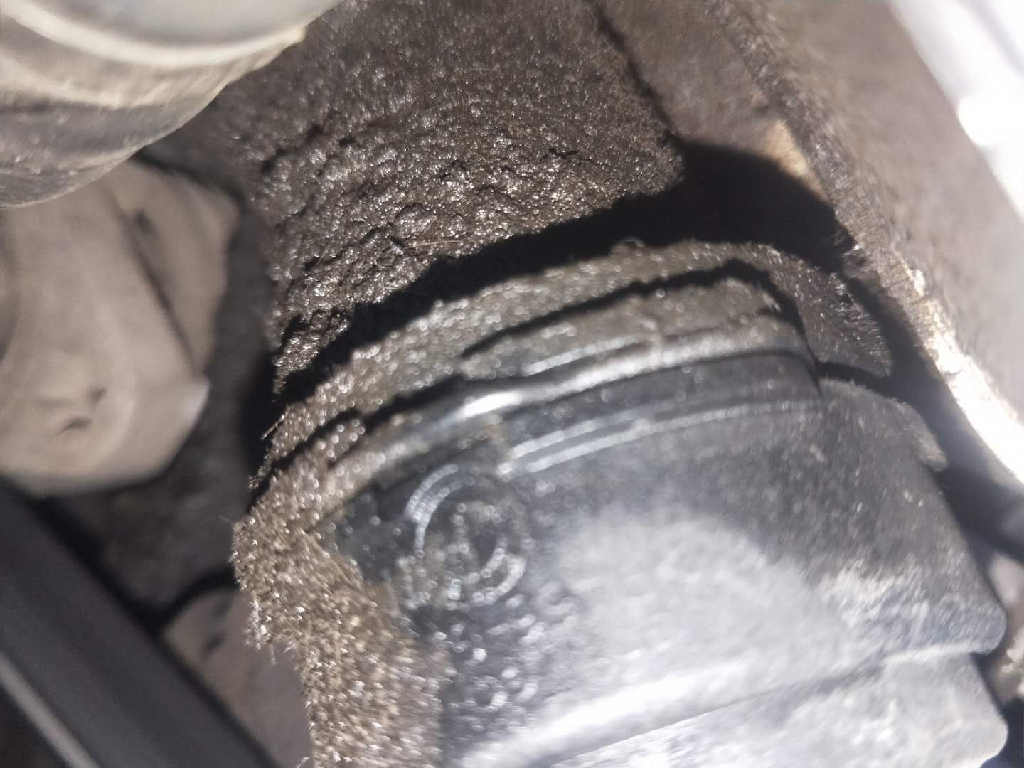 2010款宝马523发动机漏油,宝马523li发动机维修翻新