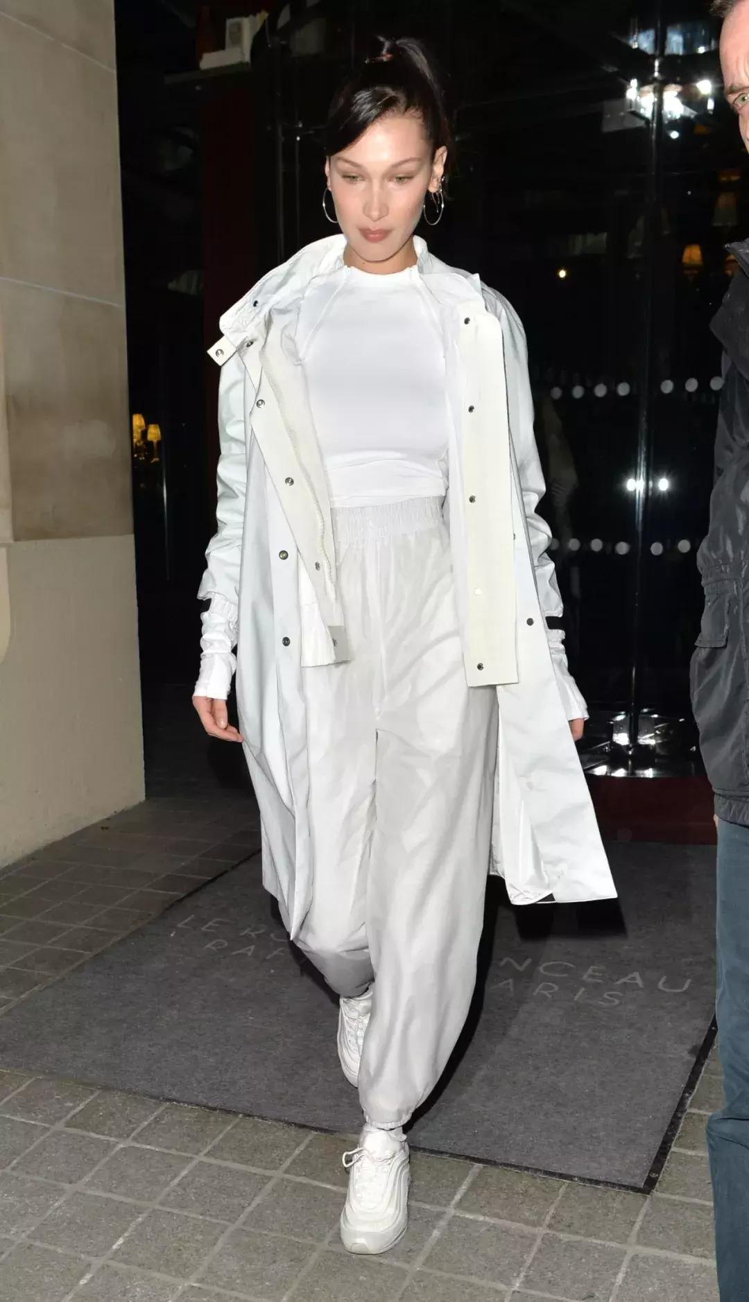 夏天一定要穿白色衣服,夏天穿白色才是最醒目的