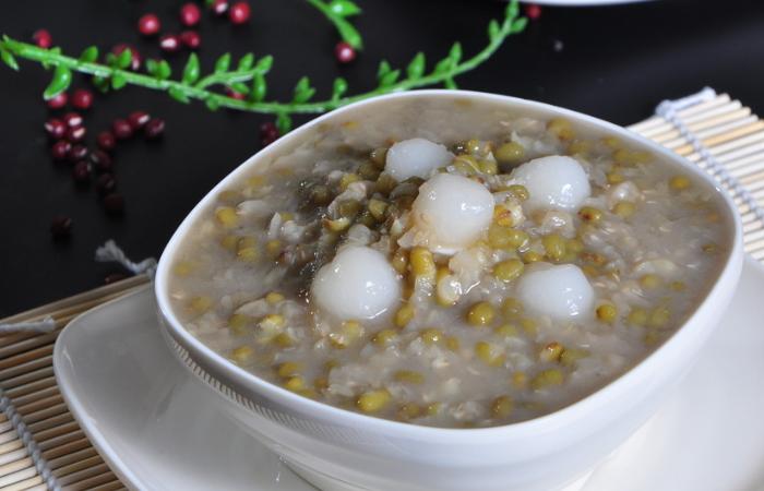 来一杯绿豆沙牛奶，真是解暑的好饮品，做法也很简单的