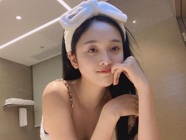 吴宣仪深v抹胸裙金色,吴宣仪深v礼服照