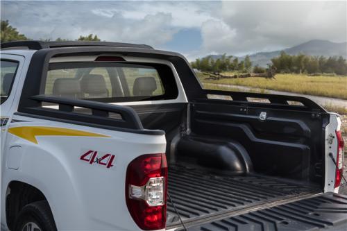 花店女老板的“硬汉”风，中意上汽大通MAXUST60