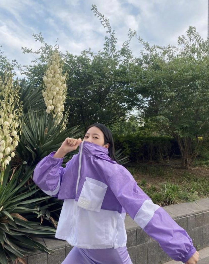 周雨彤衣服太大胆了，紫色休闲服又甜又凉爽，所以敢穿