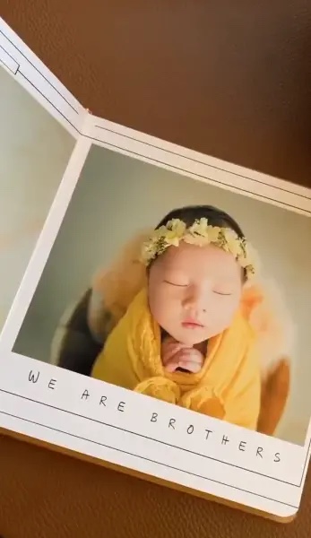 李亚男晒二胎女儿满月照，吸吮手指软萌可爱！附1-2月宝宝早教