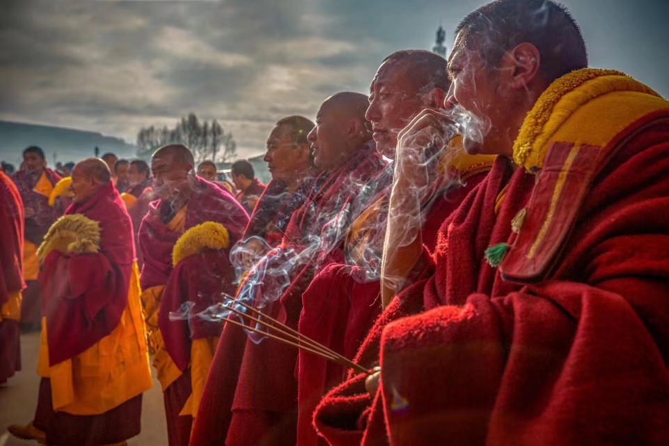 藏族人去世后念六字真言颂,藏族老人转经念的六字真言