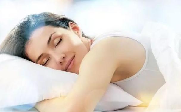 26岁小伙增肌健身,男子健身一年胸肌“暴长”