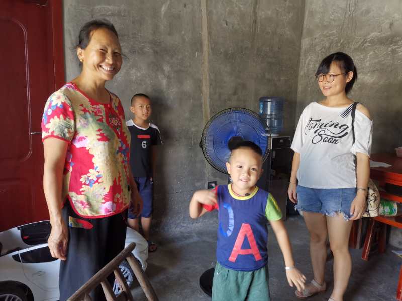 碧江川硐街道：干部齐心送风扇，扶贫慰问暖人心