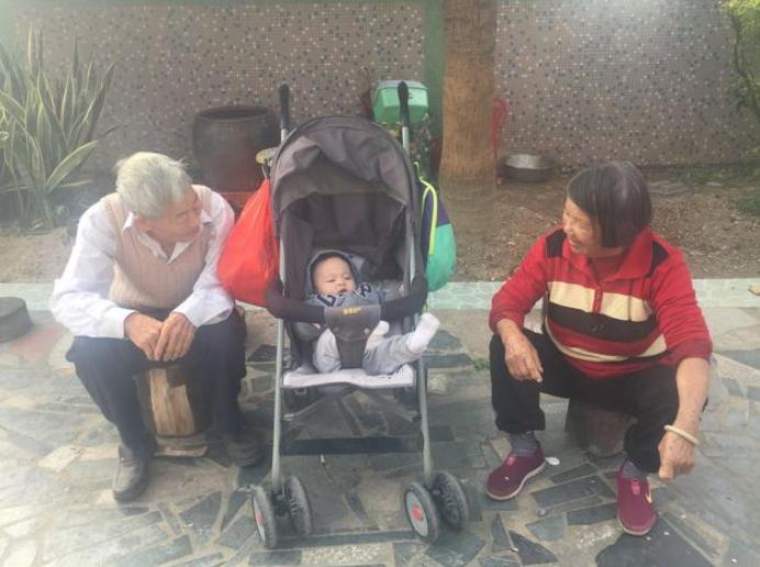 老人对孩子溺爱怎么处理,老人对孩子的溺爱令人发指