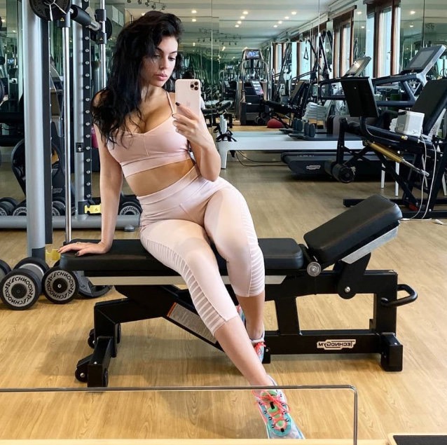 c罗和乔治娜热恋白礼服,c罗女友乔治娜穿三分裤欧美身材