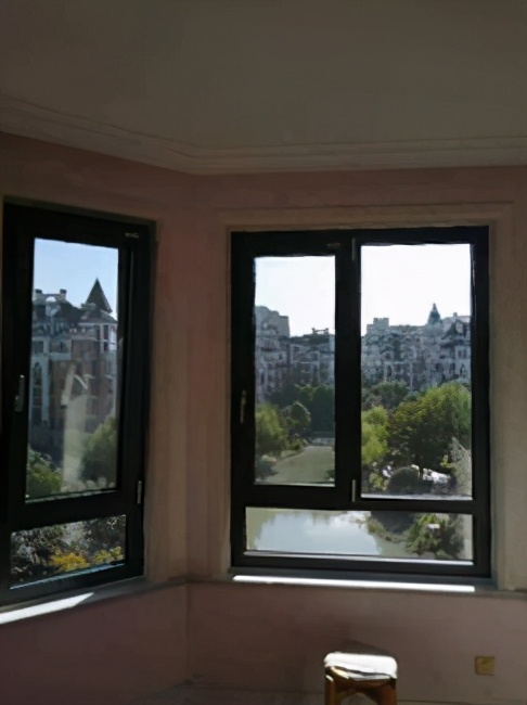 断桥铝门窗玻璃起雾怎么回事,为什么断桥铝窗户冬天易淌水