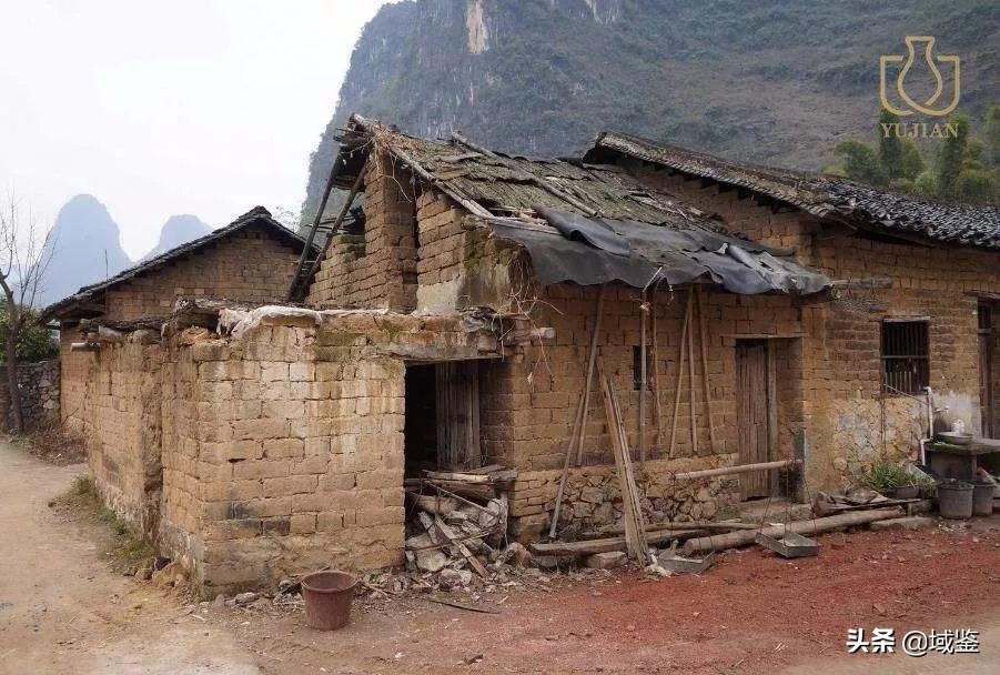 古代的砖是什么材质的,为什么原来的砖是青色现在是红色