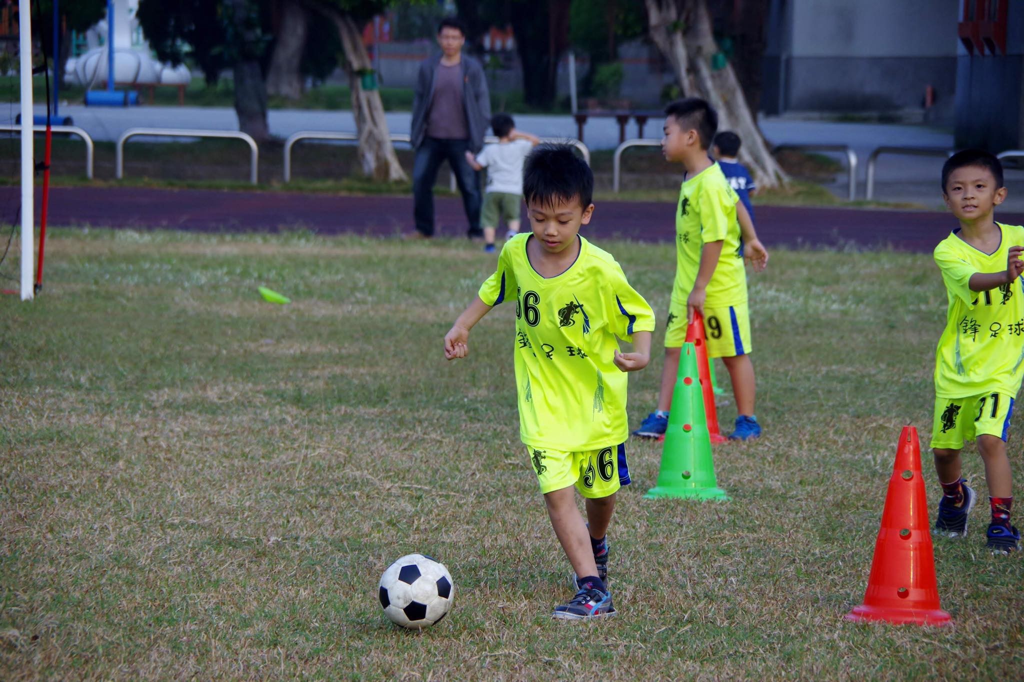 如何和孩子聊足球,幼儿足球应该从什么开始练习
