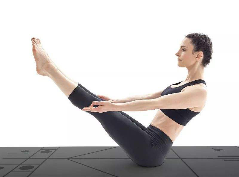 纤臀美背的瑜伽体式,让胸部挺拔的瑜伽动作