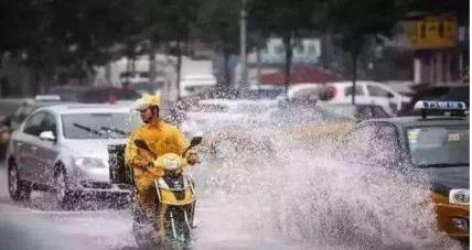 外卖小哥送餐途中因催单崩溃,外卖小哥催单惹怒店家后续