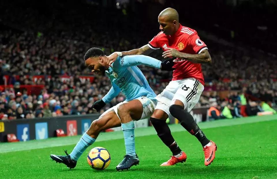 足球面对防守队员如何过人,凶悍的足球防守