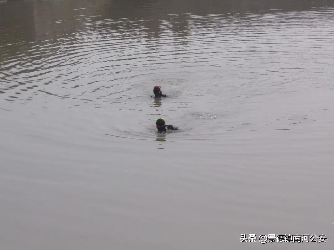 警察下水道寻找尸体,在水下找到尸体