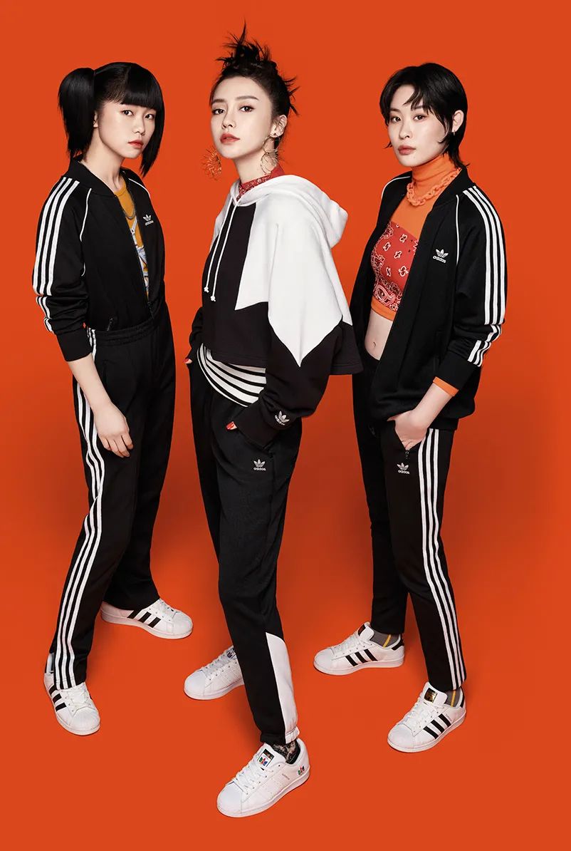 adidas三叶草鞋新版和旧版,adidas三叶草logo倒过来