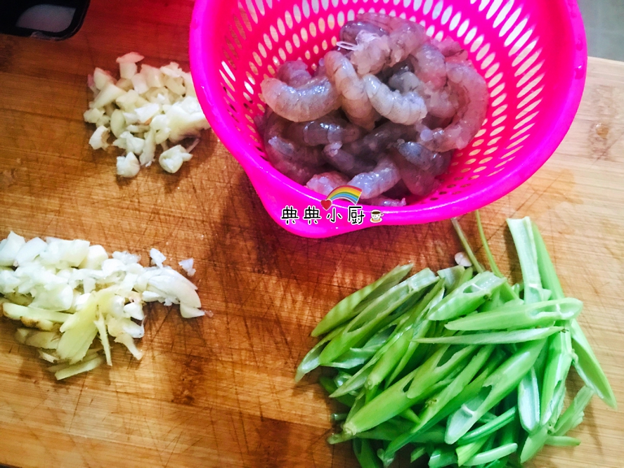 怎么做虾烧好吃又简单,这样做虾外酥里嫩全家老小都爱吃