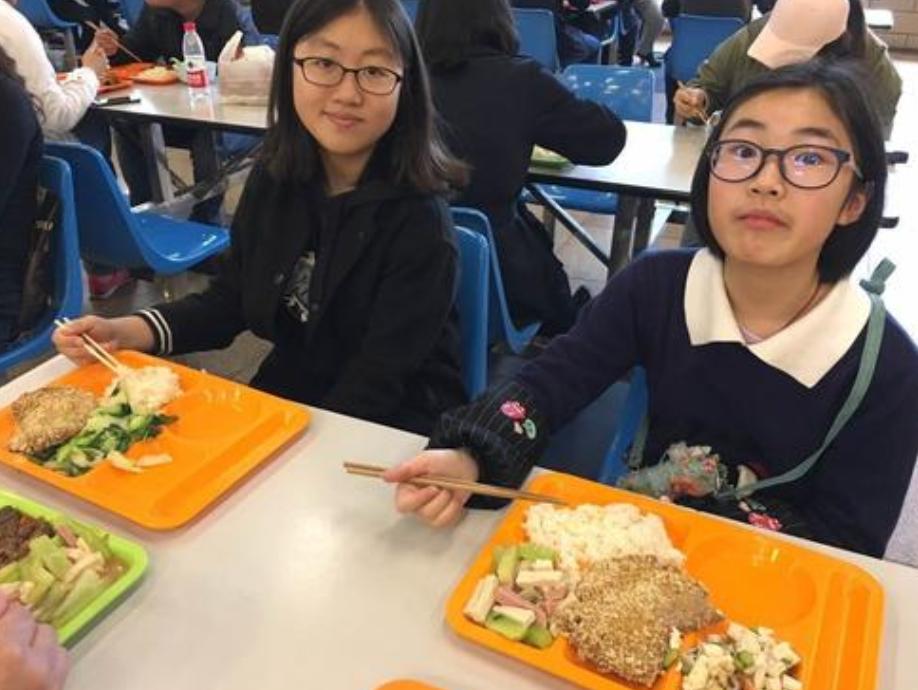 为了留住学生，大学食堂阿姨招式花样百出，就连手抖毛病也治好了